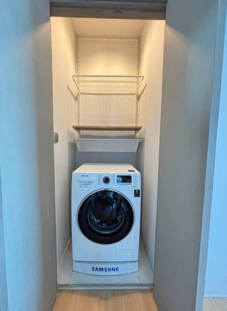 For rent: Life Asoke-Rama 9, corner room, private, 34th floor, 1 large bedroom, hurry and book now!