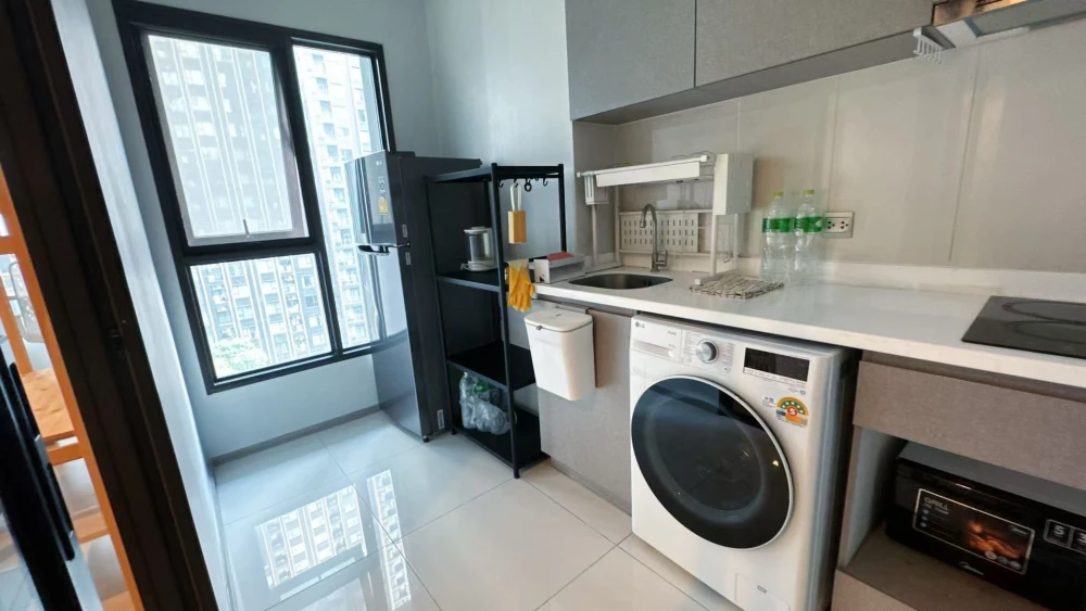 For rent: Life Asoke-Rama 9, corner unit with garden view. Quiet and peaceful atmosphere, perfect for relaxation. Book now!
