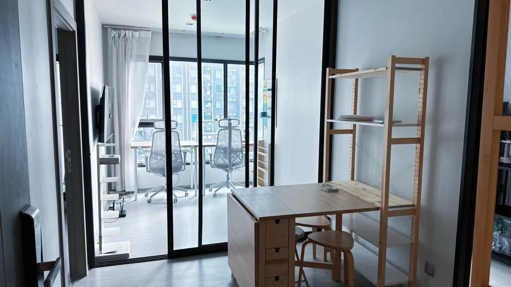 For rent: Life Asoke-Rama 9, corner unit with garden view. Quiet and peaceful atmosphere, perfect for relaxation. Book now!