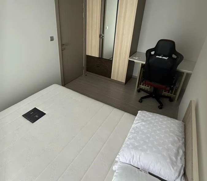 For rent: Life Asoke-Rama 9, corner room, not crowded, comes with complete furniture, just bring your bags and move in.