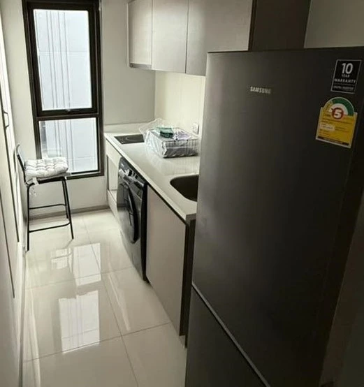 For rent: Life Asoke-Rama 9, corner room, not crowded, comes with complete furniture, just bring your bags and move in.