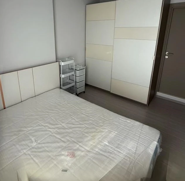 For rent: Life Asoke-Rama 9, corner room, not crowded, comes with complete furniture, just bring your bags and move in.
