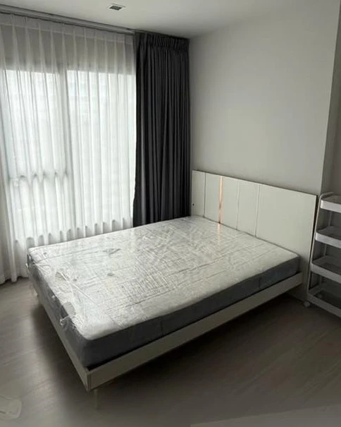For rent: Life Asoke-Rama 9, corner room, not crowded, comes with complete furniture, just bring your bags and move in.