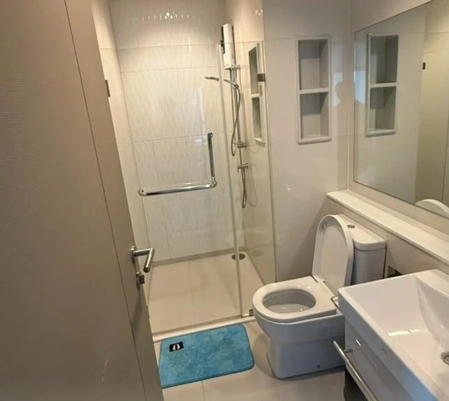 For rent: Life Asoke-Rama 9, corner room, not crowded, comes with complete furniture, just bring your bags and move in.