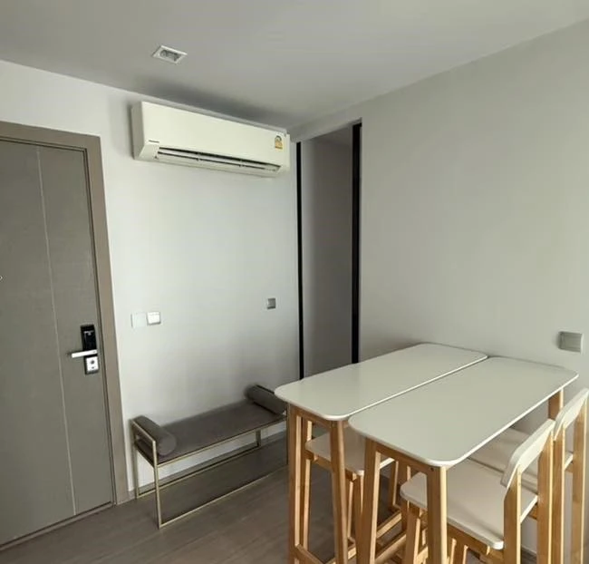 For rent: Life Asoke-Rama 9, corner room, not crowded, comes with complete furniture, just bring your bags and move in.