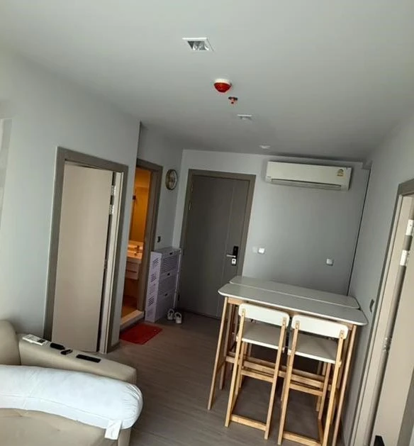 For rent: Life Asoke-Rama 9, corner room, not crowded, comes with complete furniture, just bring your bags and move in.