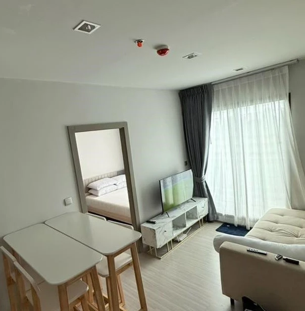For rent: Life Asoke-Rama 9, corner room, not crowded, comes with complete furniture, just bring your bags and move in.