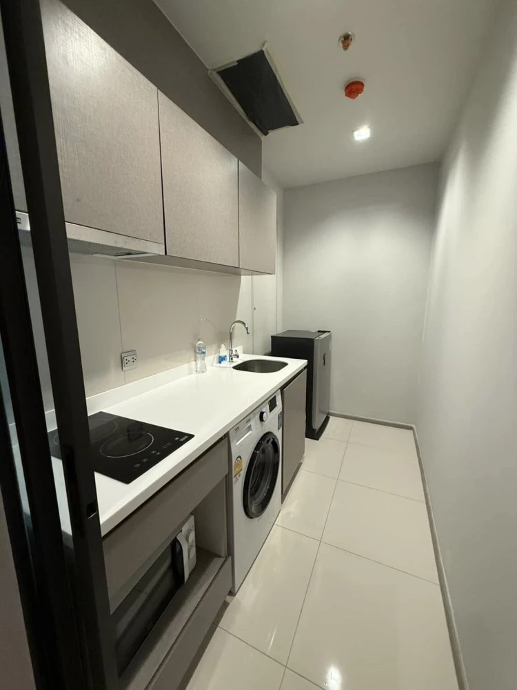 For rent: Life Asoke-Rama 9, beautiful room, high floor, city view, not hot, near elevator, built-in furniture, must book.