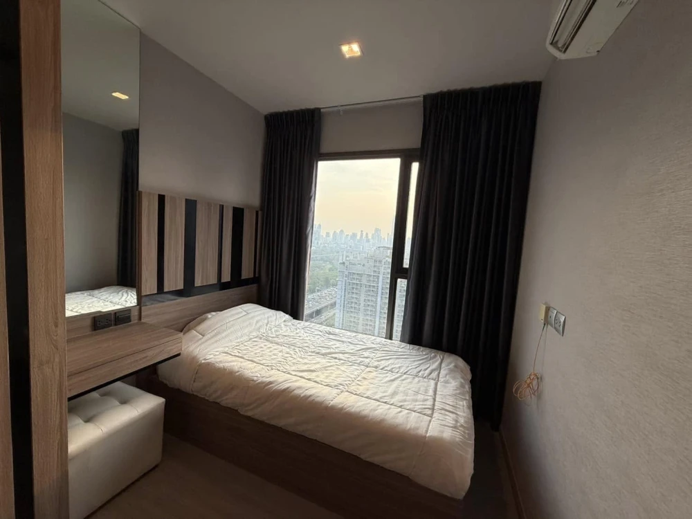 For rent: Life Asoke-Rama 9, beautiful room, high floor, city view, not hot, near elevator, built-in furniture, must book.