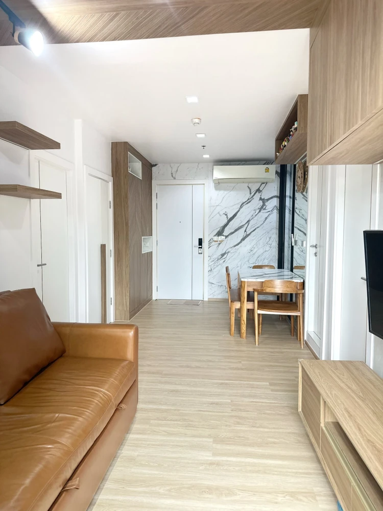 For rent: Life Asoke-Rama 9, beautiful room, decorated in a controlled tone, built-in marble pattern wall, very cool, don't miss it.