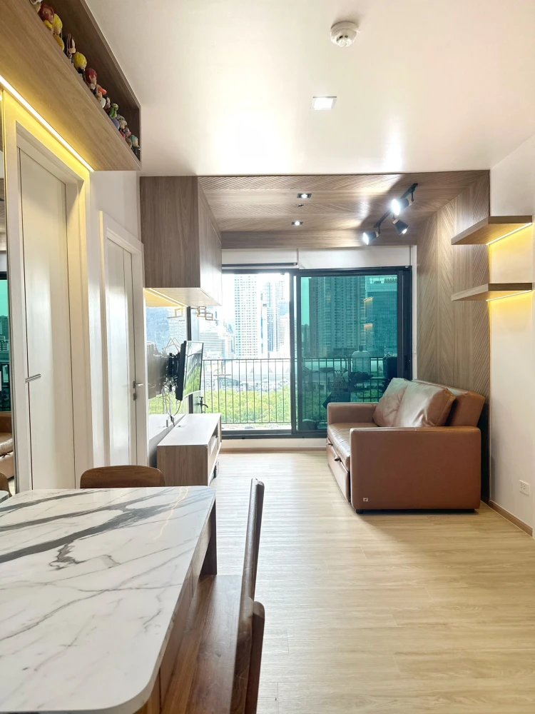 For rent: Life Asoke-Rama 9, beautiful room, decorated in a controlled tone, built-in marble pattern wall, very cool, don't miss it.