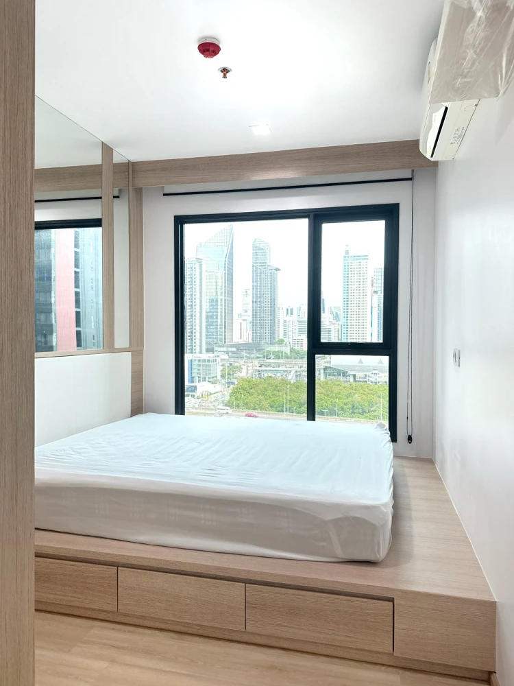 For rent: Life Asoke-Rama 9, beautiful room, decorated in a controlled tone, built-in marble pattern wall, very cool, don't miss it.