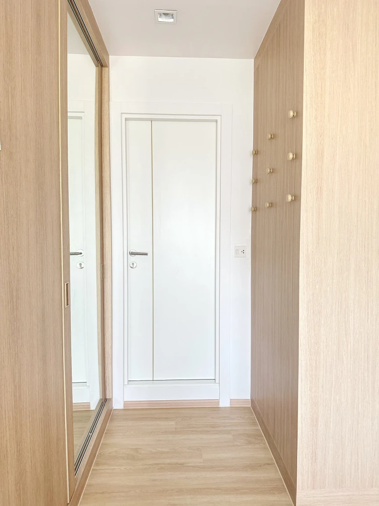For rent: Life Asoke-Rama 9, beautiful room, decorated in a controlled tone, built-in marble pattern wall, very cool, don't miss it.