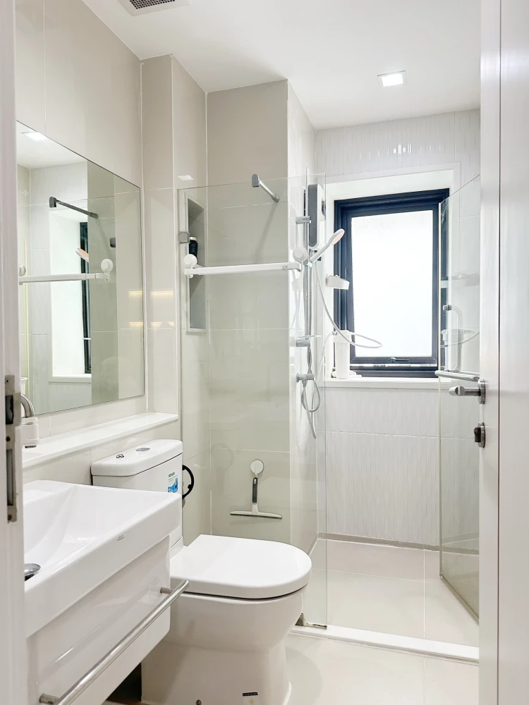 For rent: Life Asoke-Rama 9, beautiful room, decorated in a controlled tone, built-in marble pattern wall, very cool, don't miss it.