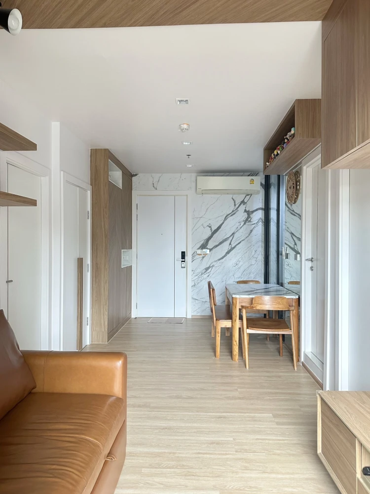 For rent: Life Asoke-Rama 9, beautiful room, decorated in a controlled tone, built-in marble pattern wall, very cool, don't miss it.