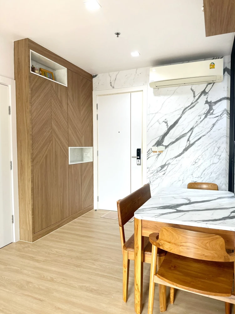 For rent: Life Asoke-Rama 9, beautiful room, decorated in a controlled tone, built-in marble pattern wall, very cool, don't miss it.
