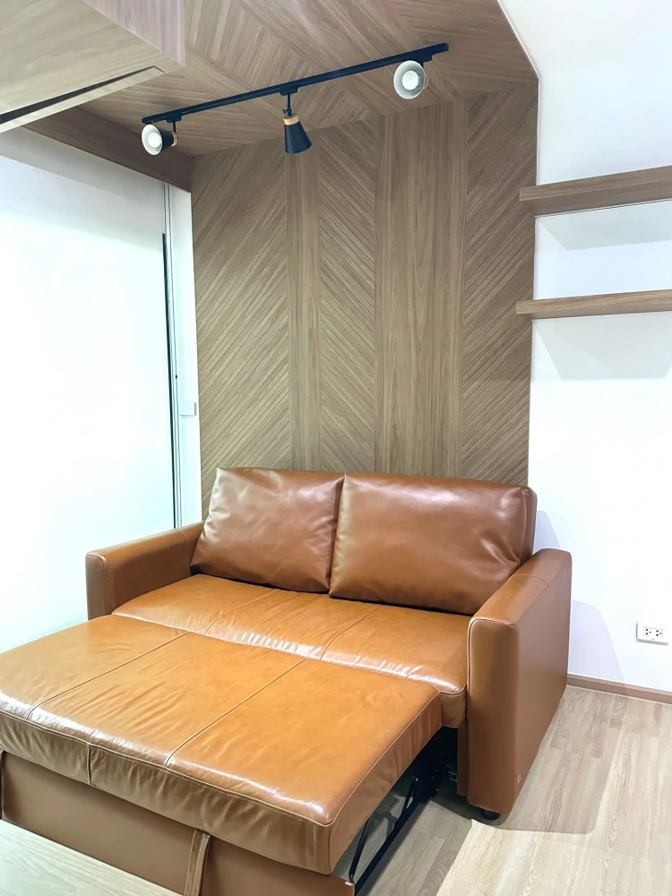 For rent: Life Asoke-Rama 9, beautiful room, decorated in a controlled tone, built-in marble pattern wall, very cool, don't miss it.