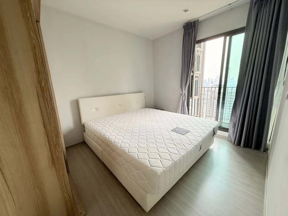 For rent: Life Asoke-Rama 9, 2-bedroom unit, spacious area, fully furnished, ready to move in.