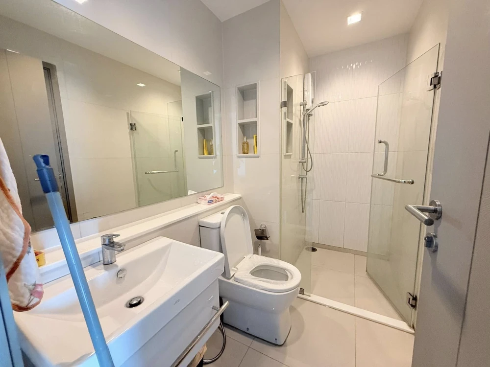 For rent: Life Asoke-Rama 9, 2-bedroom unit, spacious area, fully furnished, ready to move in.