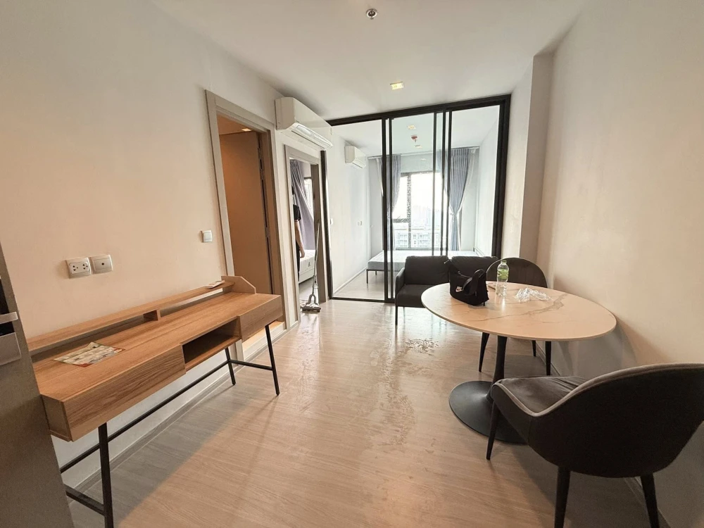 For rent: Life Asoke-Rama 9, 2-bedroom unit, spacious area, fully furnished, ready to move in.
