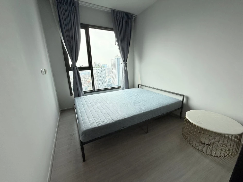 For rent: Life Asoke-Rama 9, 2-bedroom unit, spacious area, fully furnished, ready to move in.