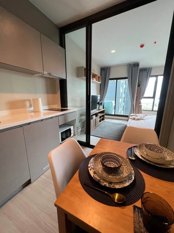 For rent: Life Asoke-Rama 9. Unblocked view of Makkasan, beautifully decorated, very livable. A must-have!