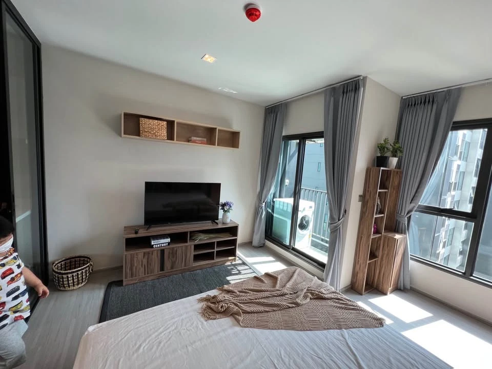 For rent: Life Asoke-Rama 9. Unblocked view of Makkasan, beautifully decorated, very livable. A must-have!