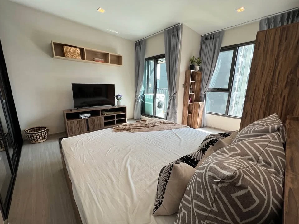 For rent: Life Asoke-Rama 9. Unblocked view of Makkasan, beautifully decorated, very livable. A must-have!