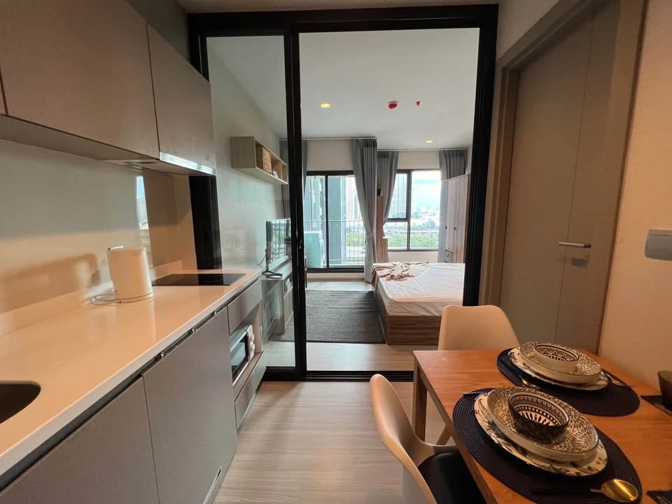 For rent: Life Asoke-Rama 9. Unblocked view of Makkasan, beautifully decorated, very livable. A must-have!