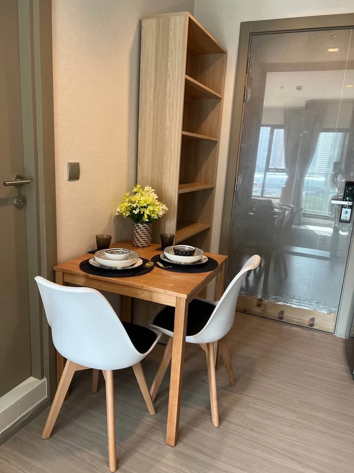 For rent: Life Asoke-Rama 9. Unblocked view of Makkasan, beautifully decorated, very livable. A must-have!