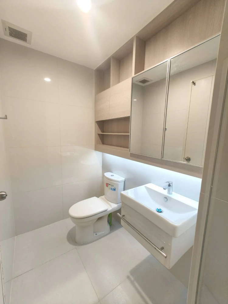 For rent: Life Asoke, 20th floor, beautiful view, comes with complete facilities. You must not miss it.