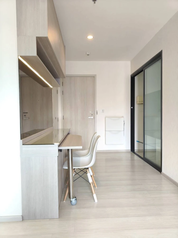 For rent: Life Asoke, 20th floor, beautiful view, comes with complete facilities. You must not miss it.
