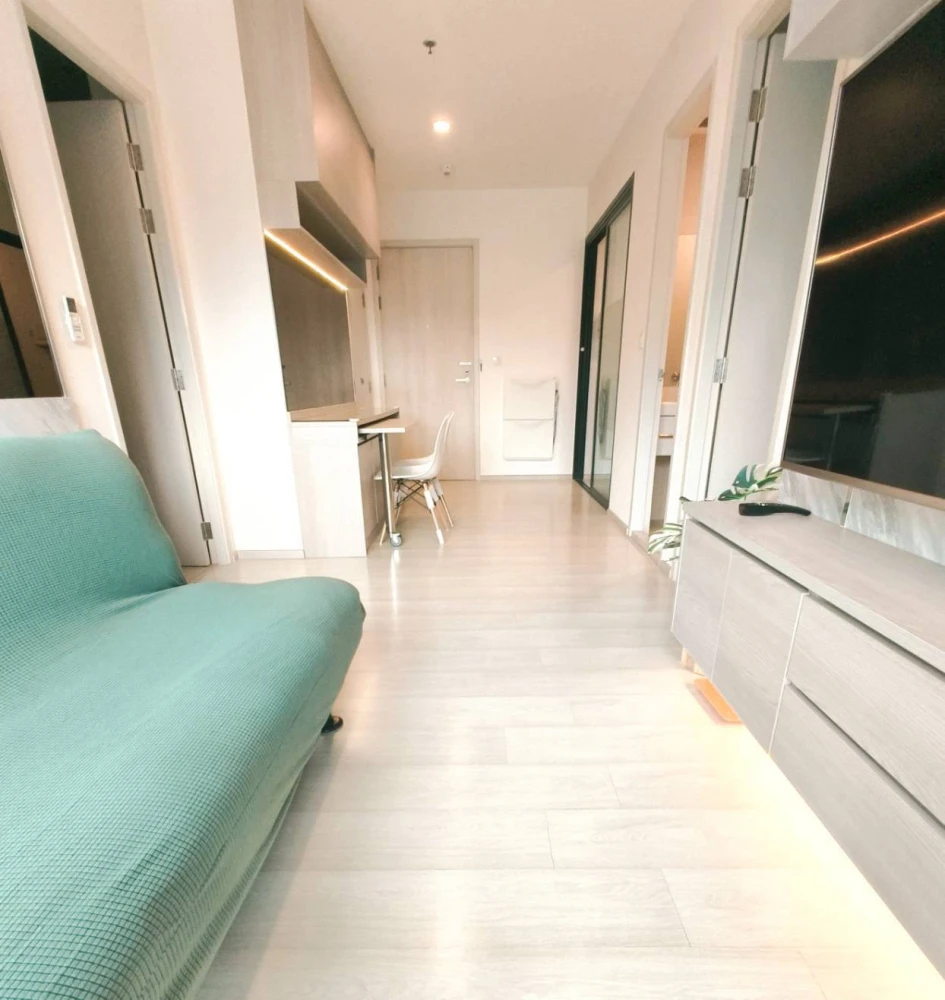 For rent: Life Asoke, 20th floor, beautiful view, comes with complete facilities. You must not miss it.
