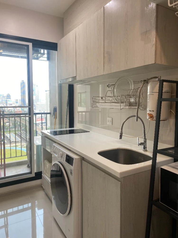 Life Asoke condo for rent, 21st floor, fully furnished. Book now, don't wait!