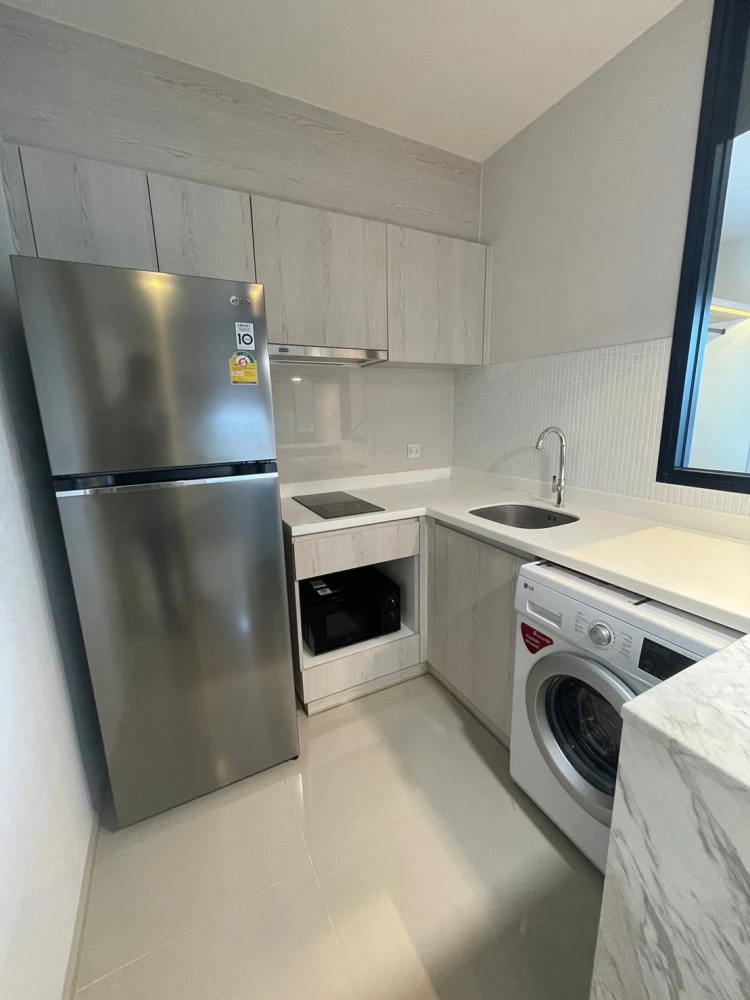 For rent: Life Asoke, 32nd floor, very high, facing north, cool all day, excellent built-in decoration, interested, reserve now.