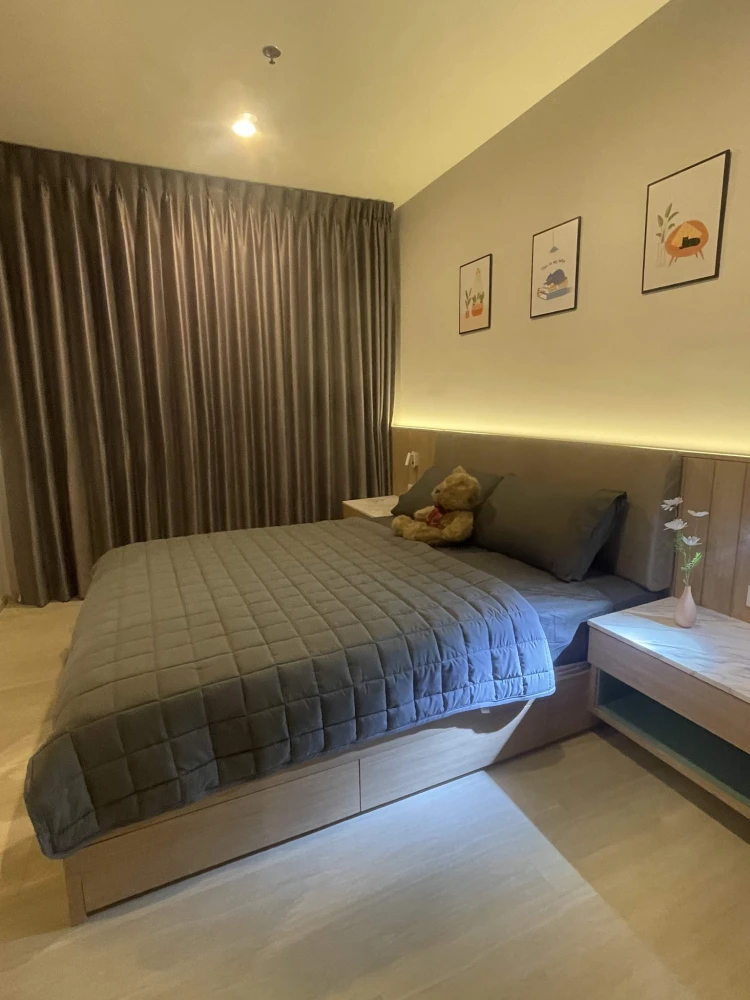 For rent: Life Asoke, 32nd floor, very high, facing north, cool all day, excellent built-in decoration, interested, reserve now.