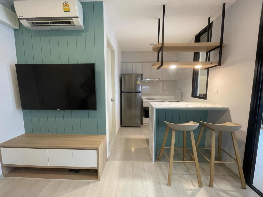 For rent: Life Asoke, 32nd floor, very high, facing north, cool all day, excellent built-in decoration, interested, reserve now.