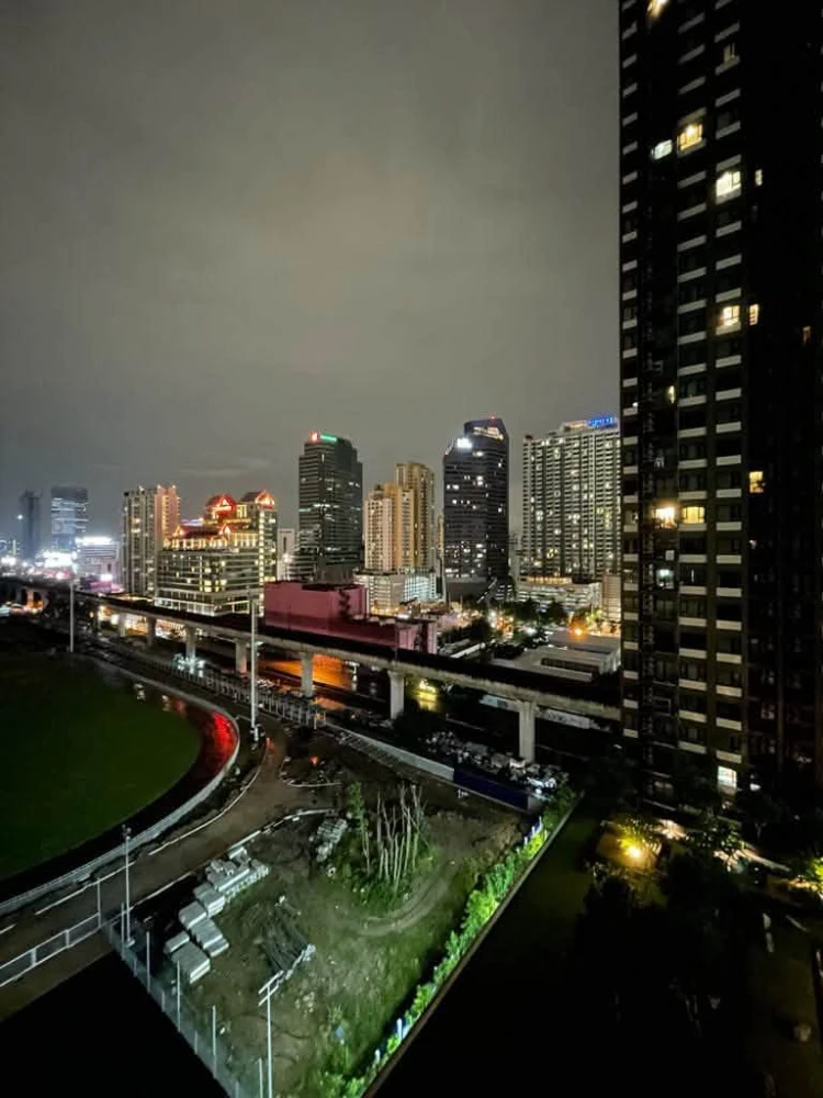 For Rent: Life Asoke – Beautifully decorated, airy, and inviting 1-Bedroom Plus unit. Features a separate multi-purpose room that can be converted int