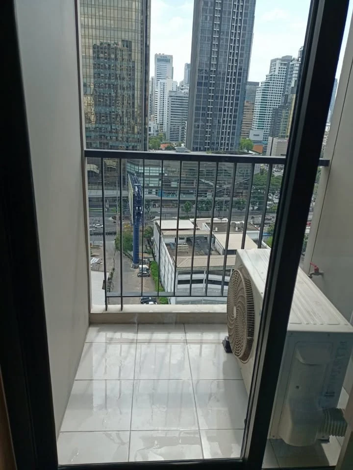 Life Asoke condo for rent, 18th floor. High-quality wallpaper and fully furnished. Just bring your suitcase and move in!