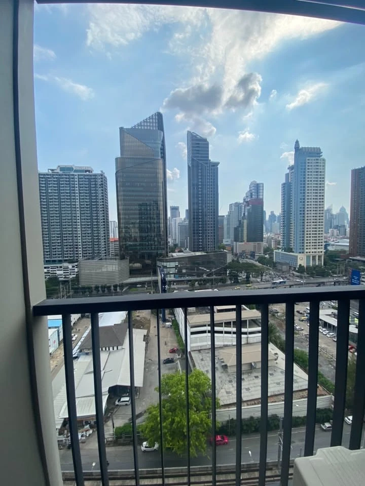 Life Asoke condo for rent, 18th floor. High-quality wallpaper and fully furnished. Just bring your suitcase and move in!
