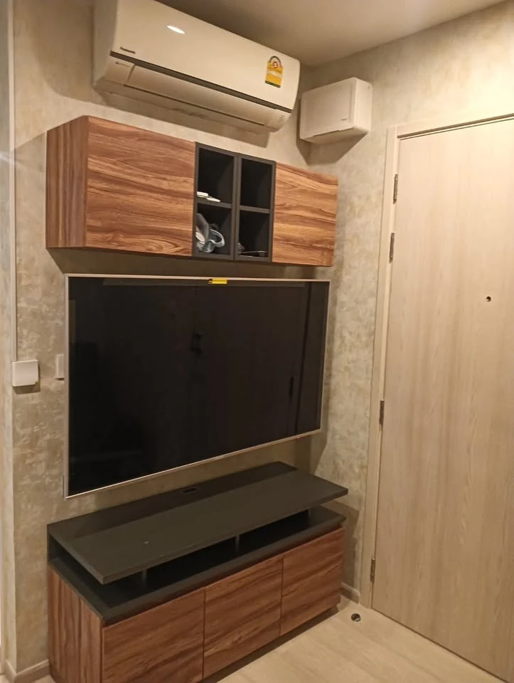 Life Asoke condo for rent, 18th floor. High-quality wallpaper and fully furnished. Just bring your suitcase and move in!