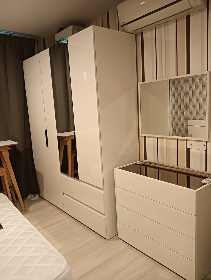 Life Asoke condo for rent, 18th floor. High-quality wallpaper and fully furnished. Just bring your suitcase and move in!