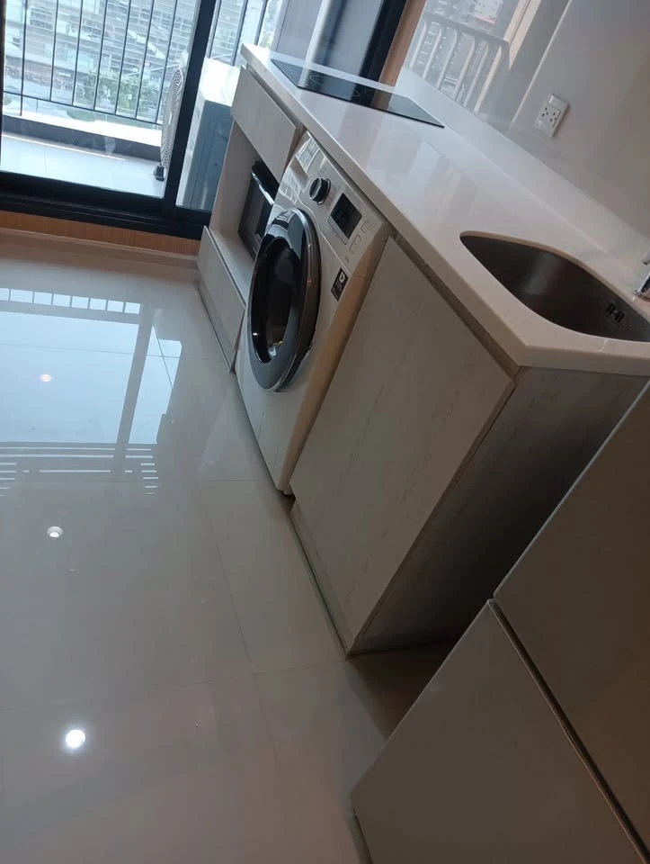 Life Asoke condo for rent, 18th floor. High-quality wallpaper and fully furnished. Just bring your suitcase and move in!