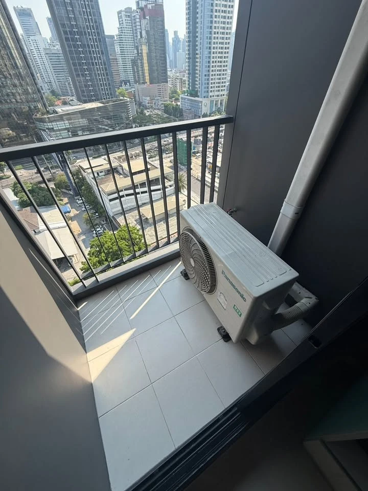 Life Asoke condo for rent, 18th floor. High-quality wallpaper and fully furnished. Just bring your suitcase and move in!