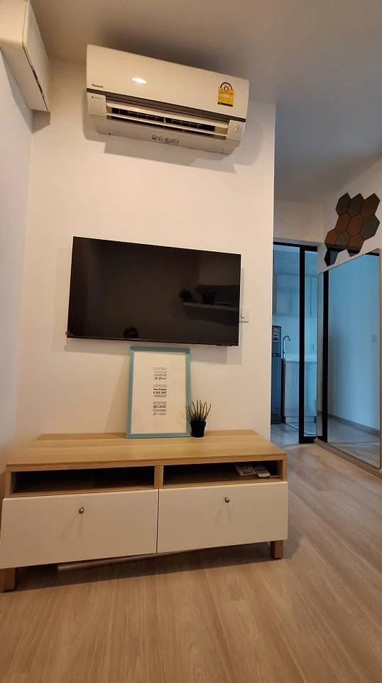 For rent: Life Asoke, high floor room, balcony with morning breeze and sunlight. Hurry and book now, don't miss out on this great deal!