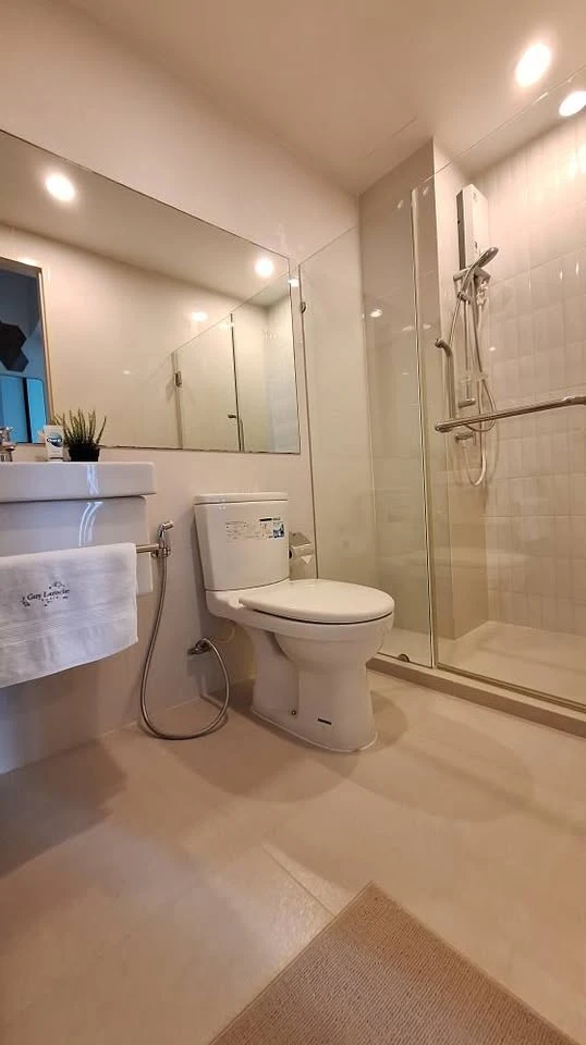 For rent: Life Asoke, high floor room, balcony with morning breeze and sunlight. Hurry and book now, don't miss out on this great deal!