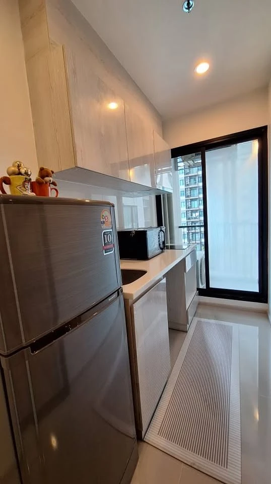 For rent: Life Asoke, high floor room, balcony with morning breeze and sunlight. Hurry and book now, don't miss out on this great deal!