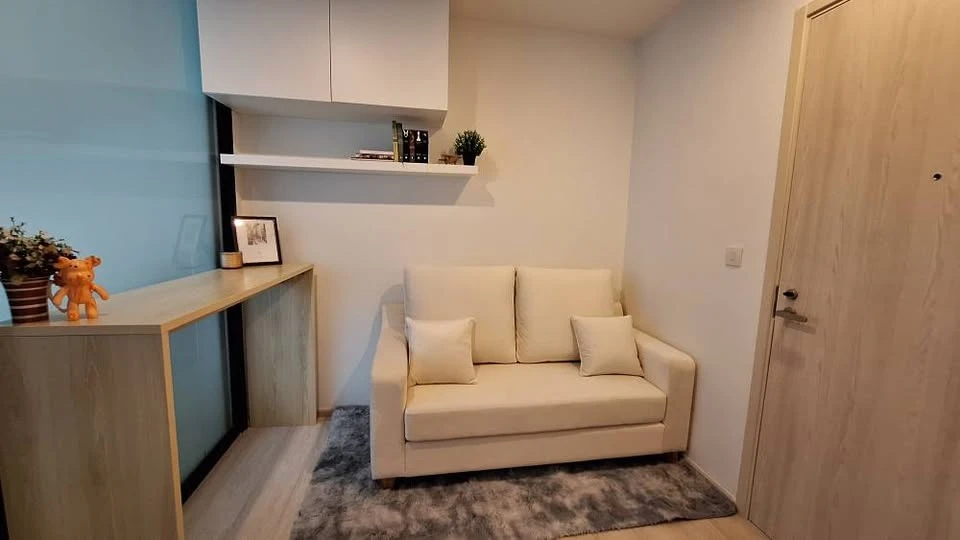 For rent: Life Asoke, high floor room, balcony with morning breeze and sunlight. Hurry and book now, don't miss out on this great deal!