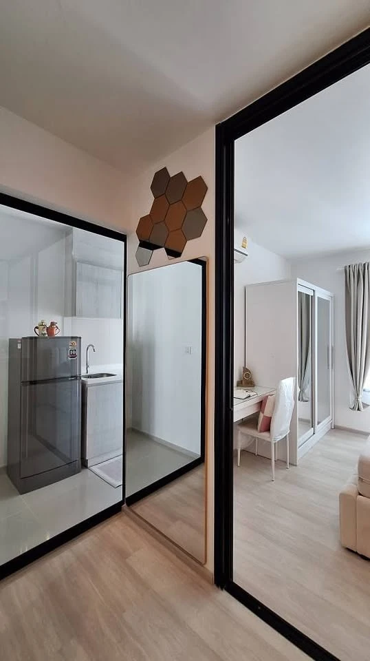 For rent: Life Asoke, high floor room, balcony with morning breeze and sunlight. Hurry and book now, don't miss out on this great deal!