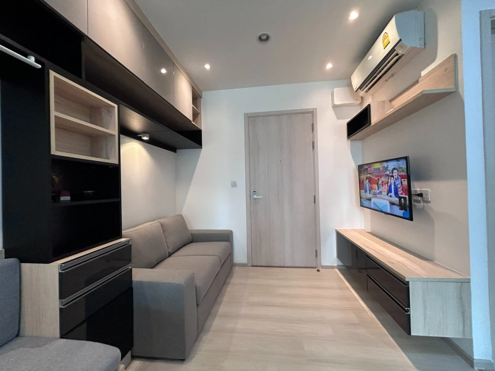 Life Asoke condo for rent. Ready to move in. Fully furnished + complete appliances. High floor. Book now!
